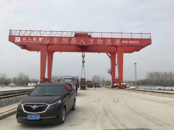 为山东恒昌八方物流港有限公司设计制造的轨道式集装箱门式起重机