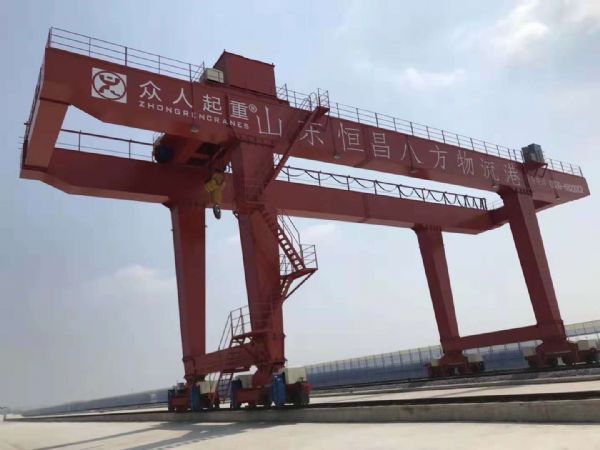 为山东恒昌八方物流港有限公司设计制造的轨道式集装箱门式起重机