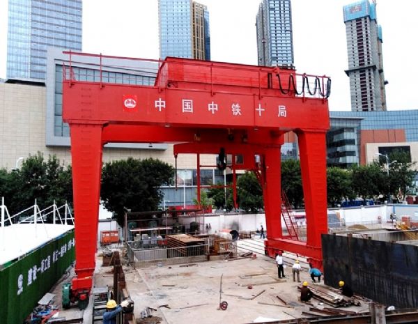 中铁十局青岛地铁项目选用了山东龙辉起重生产的起重机械产品