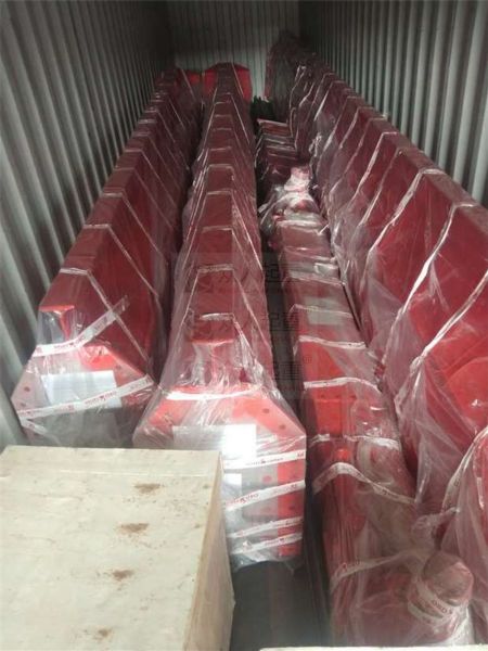 山东龙辉起重机械有限公司为阿尔及利亚客户生产的单梁起重机装箱完毕